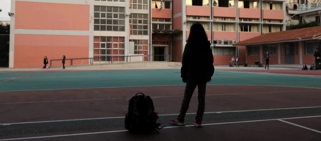 Υπόθεση σεξουαλικής παρενόχλησης ανήλικων μαθητριών: Πότε μπορεί να απολυθεί ο δάσκαλος από το Δημόσιο;